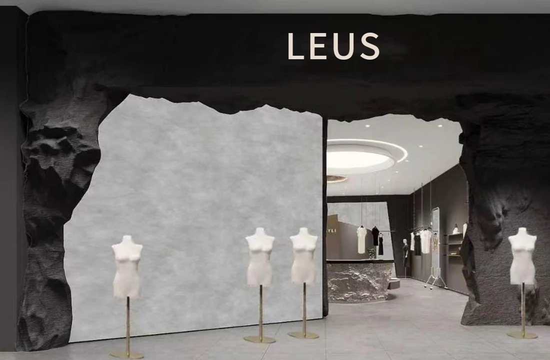 石のアーチがあるLEUSの店内